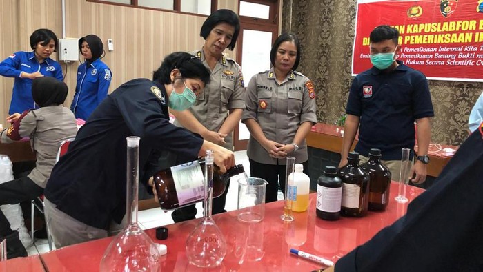 Polda Sumut membuat hand sanitizer untuk dibagikan ke personel (dok. Istimewa)