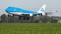 KLM meluncurkan pesawat B747 pertama dari seri 747-200 pada tahun 1971. Awalnya, pihak maskapai berencana untuk mempensiunkan pesawat ini pada tahun 2021, di ulang tahunnya yang ke-50. Namun, tanggal pensiunnya diubah menjadi 1 April mendatang (Foto: Nicolas Economou/NurPhoto/Getty Images/CNN)