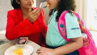 Sebelum berangkat sekolah, Amora sarapan buah segar. Makin nikmat makannya karena disuapi sang ibu. Foto: Instagram