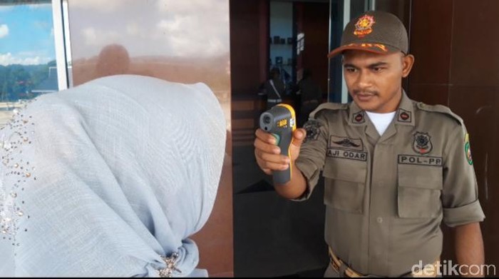 Pengecekan suhu tubuh di kantor Gubernur Maluku (Muslimin Abbas/detikcom)