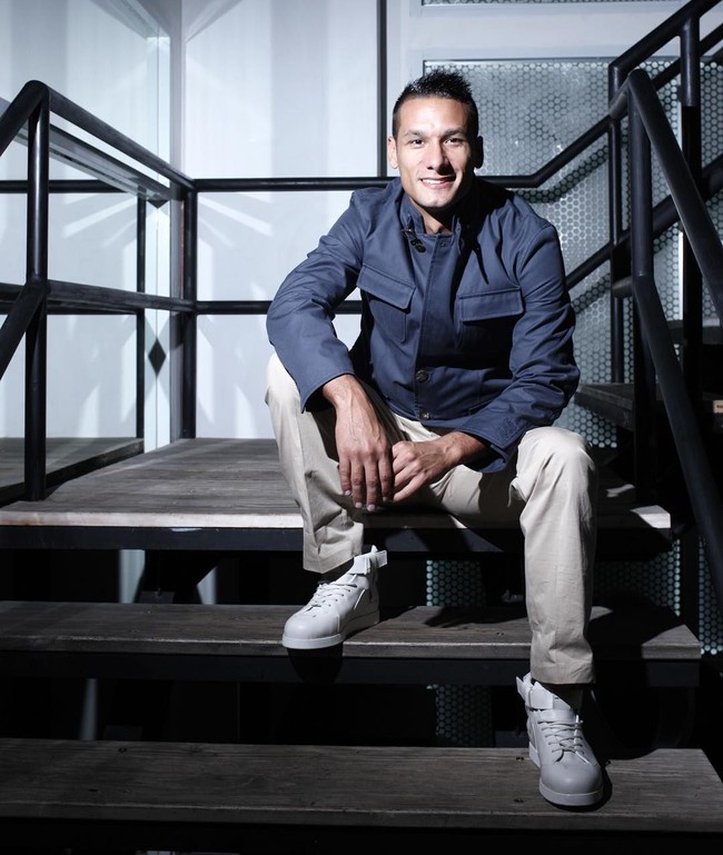 Raphael Maitimo sedang menjadi perbincangan. Namun, bukan karena bakatnya bermain di lapangan hijau, melainkan soal kedekatannya dengan Agnez Mo. Belakangan, ia kerap disebut-sebut sebagai pacar baru Agnez Mo. Seperti bintang sepakbola lainnya, Raphael Maitimo juga tak kalah modis. (Foto: Instagram/@raphaelmaitimo)