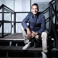 Raphael Maitimo sedang menjadi perbincangan. Namun, bukan karena bakatnya bermain di lapangan hijau, melainkan soal kedekatannya dengan Agnez Mo. Belakangan, ia kerap disebut-sebut sebagai pacar baru Agnez Mo. Seperti bintang sepakbola lainnya, Raphael Maitimo juga tak kalah modis. (Foto: Instagram/@raphaelmaitimo)