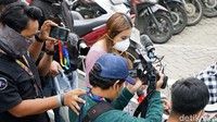Ayu tampak menerobos kerumunan wartawan yang sudah menantinya. Pool/Noel/detikFoto.