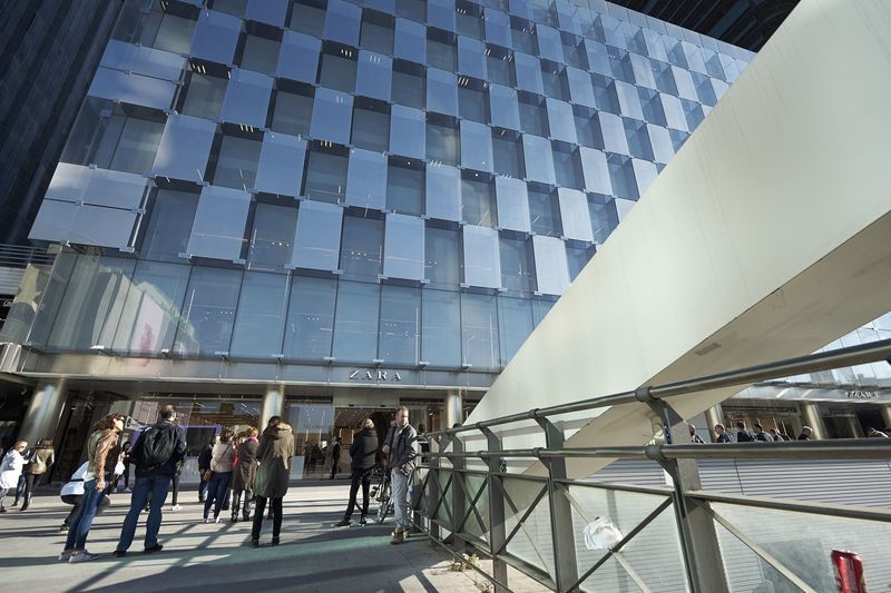 BARCELONA, SPAIN - OCTOBER 20:  People walk past a Zara clothing store on Passeig de Gracia avenue on October 20, 2017 in Barcelona, Spain. As the Catalan independence crisis deepens tourism, which is a vital economic input for the entire region, seems little impacted.  (Photo by Sean Gallup/Getty Images)