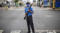 Para petugas keamanan pun dikerahkan untuk menjaga sejumlah kawasan dan memberikan informasi terkait pembatasan aktivitas warga sebagai salah satu langkah preventif penyebaran virus Corona. AP Photo/Rodrigo Abd.