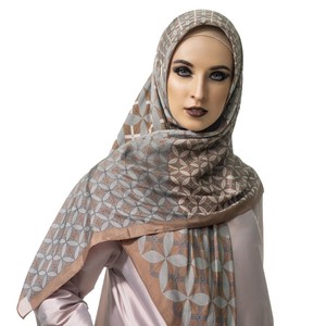 Itang Yunasz dan Katonvie Rilis Hijab Dua Sisi Pertama di Dunia Itang Yunasz dan Katonvie Rilis Hijab Dua Sisi Pertama di Dunia