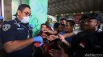 Antusias Warga Berebut Masker Gratis di Tanah Abang