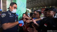 Hand sanitizer gratis tersebut dibagikan kepada warga yang berada di area sekitar pusat perbelanjaan tersebut.