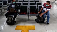 Terlihat dalam kursi penumpang diberi jarak 2 kursi untuk mencegah penularan virus Corona itu.