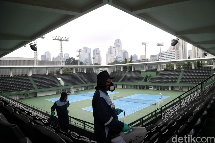 Disinfeksi Corona Sasar Tenis Indoor Senayan Operasi disinfeksi corona dilakukan di kawasan Tennis Indoor, Gelora Bung Karno, Jakarta. Hal itu dilakukan untuk sterilisasi selama masa social distancing.
