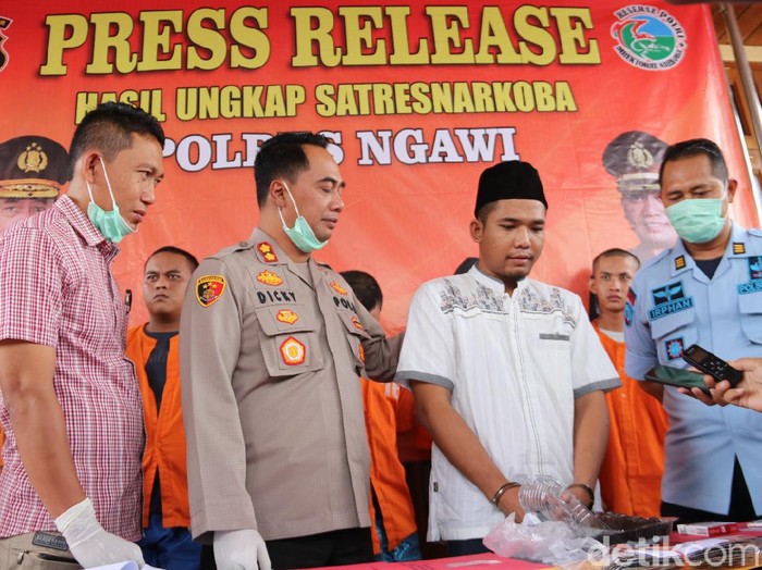 Napi Lapas Klas IIB Ngawi ketahuan berupaya menyelundupkan sabu ke lapas. Napi itu yakni Rama Cahya Pamundita (25).