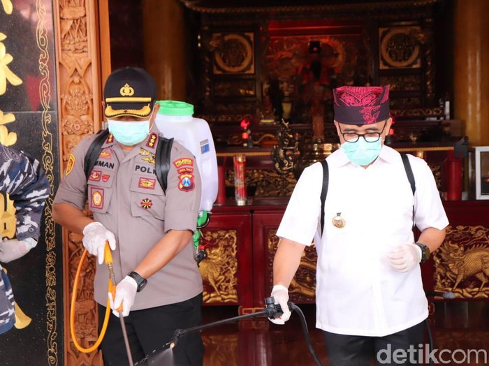 Klenteng Tertua di Banyuwangi Juga Disemprot Disinfektan