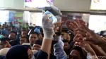 Antusias Warga Berebut Masker Gratis di Tanah Abang