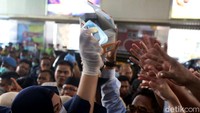 Dalam kegiatan tersebut Polda Metro Jaya menggandeng sejumlah artis untuk membagikan masker gratis kepada warga.