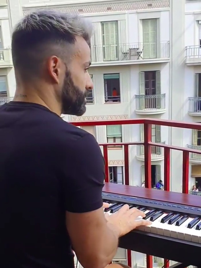 Main musik lewat balkon saat lockdown di Spanyol (Screenshot video)