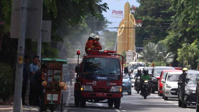 Upaya pencegahan wabah corona di Surabaya dilakukan semua elemen masyarakat. Termasuk PDIP Surabaya dengan menggeber program Suroboyo Wani Sehat.