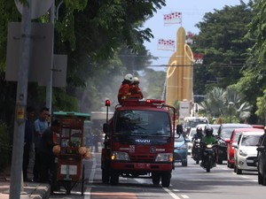 Pemkot Surabaya Kerahkan Damkar Semprotkan Disinfektan Cegah Corona
