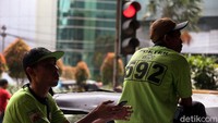 Para porter tersebut siap sedia membantu mengangkut beragam barang di kawasan Pasar Tanah Abang.