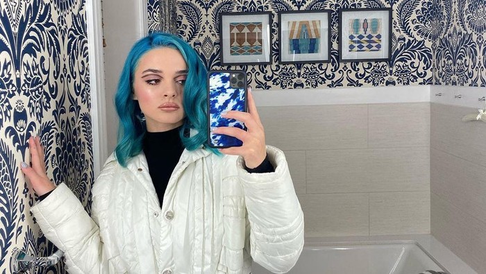 Penyanyi Charlotte Lawrence positif virus corona.