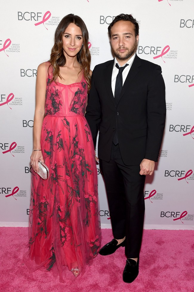 Arielle Charnas bersama suaminya, Brandon Charnas. Dari pernikahan tersebut, mereka dikaruniai dua anak. (Foto: Getty Images)