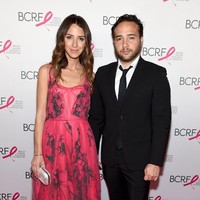 Arielle Charnas bersama suaminya, Brandon Charnas. Dari pernikahan tersebut, mereka dikaruniai dua anak. (Foto: Getty Images)
