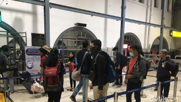 Social Distancing, KAI Atur Jarak Antrean-Penggunaan Lift di Stasiun
