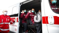 Dilansir dari AP News, sekitar 37 dokter dan paramedis diterbangkan ke Italia guna membantu negara tersebut menanggulangi penyebaran virus Corona. Selain tim medis, pasokan medis yang terdiri dari berbagai peralatan untuk perawatan pasien virus Corona turut dikirimkan ke Italia.