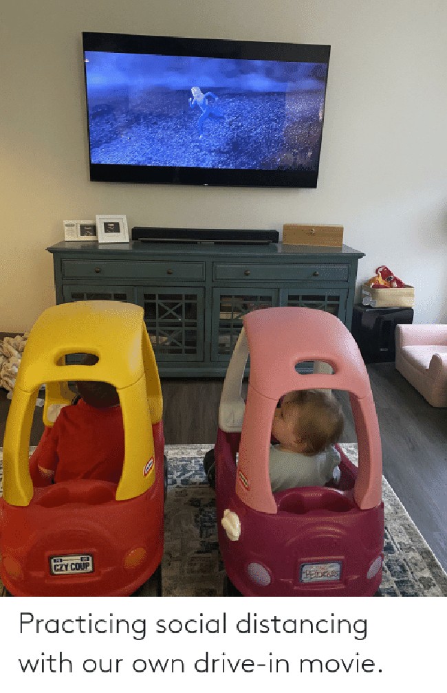 Salah satu cara yang bisa dilakukan di rumah saat social distancing, perlindungan diri terhadap anak ketika menonton. Foto: Istimewa