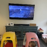 Salah satu cara yang bisa dilakukan di rumah saat social distancing, perlindungan diri terhadap anak ketika menonton. Foto: Istimewa