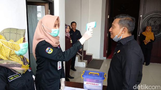 Pemeriksaan suhu tubuh/