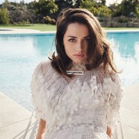 Beberapa waktu lalu, Ben Affleck kedapatan jalan dengan Ana de Armas di sebuah pantai. Dalam foto-foto yang beredar, keduanya tampak menyusuri pantai dengan Ben yang mencoba memotret sang kekasih. Foto: Instagram/@ana_d_armas