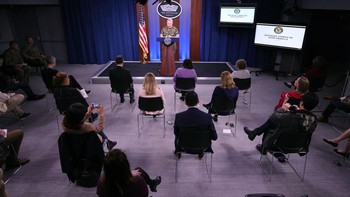 Social distancing juga dialami rekan media saat US Central Command Jenderal McKenzie menggelar pertemuan. Foto: Getty Images