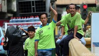 Porter atau kurir angkut barang masih kerap ditemukan di kawasan Pasar Tanah Abang.