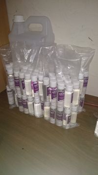 Wanita asal Bandung bagi-bagi hand sanitizer gratis