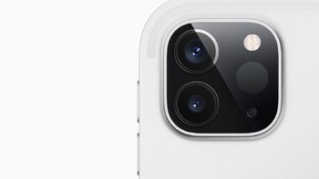 Apple membekali pemindai LiDAR yang didedikasikan untuk augmented reality (AR). Pemindai LiDAR adalah sensor kedalaman ToF yang bekerja dengan memantulkan laser dari suatu objek untuk menentukan jaraknya dari sensor. Foto: Apple