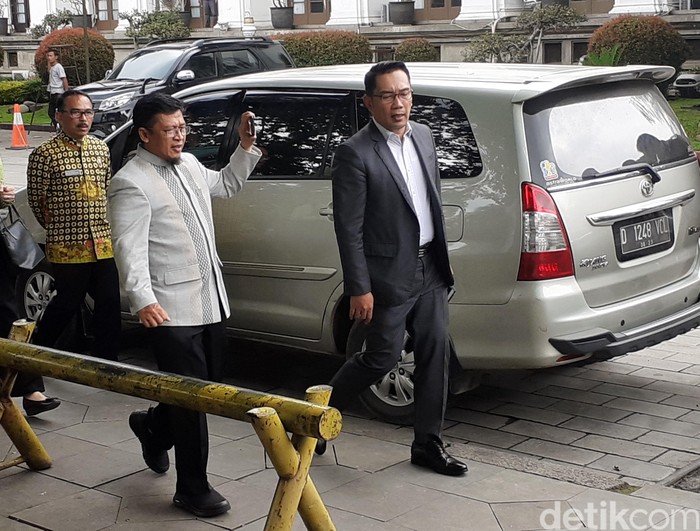 Aa Gym Pantau Kasus Corona di Bandung Bareng Ridwan Kamil Aa Gym mengunjungi Pusat Informasi dan Koordinasi Covid-19 Jabar di Gedung Sate. Ia tampak didampingi Gubernur Jawa Barat Ridwan Kamil saat melakukan kunjungan.