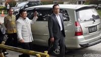 Ustaz Abdullah Gymnastiar atau yang akrab disapa Aa Gym mengunjungi Pusat Informasi dan Koordinasi Covid-19 Jabar (Pikobar) di Gedung Sate, Kota Bandung, Kamis (19/3/2020).