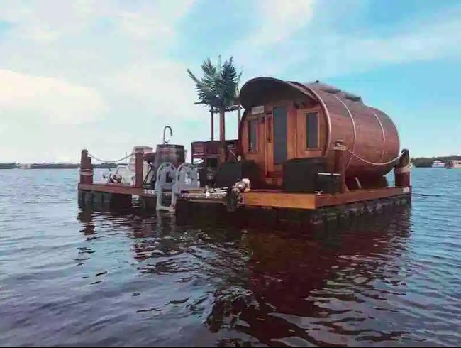 Penginapan yang sering disebut dengan The Salty Seahorse ini berlokasi di Key Largo, Florida. Penginapan apung unik yang terbuat dari tong Barel ini tidak akan membuatmu merasa terganggu oleh orang lain. Penginapan ini juga dilengkapi dengan payung parasol, BBQ, dan wastafel wiski kecil. Foto: dok. Airbnb
