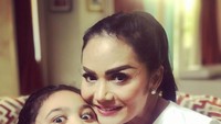 Terakhir, ada pose menggemaskan Amora bersama ibunya. Mochi Squisy cake 🎂, tulis anak perempuan 8 tahun ini. Foto: Instagram