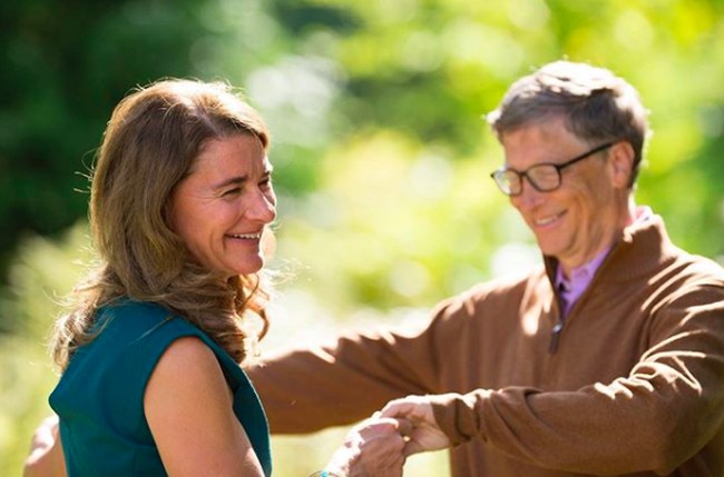 Bill Gates baru saja mengumumkan kabar mengejutkan mengenai hubungan rumah tangganya dengan sang istri, Melinda Gates. Melalui Twitter pribadinya, keduanya mengumumkan akan segera bercerai usai menjalani kehidupan pernikahan selama 27 tahun. Foto: Instagram @melindafrenchgates