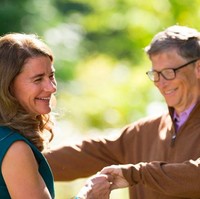 Bill Gates baru saja mengumumkan kabar mengejutkan mengenai hubungan rumah tangganya dengan sang istri, Melinda Gates. Melalui Twitter pribadinya, keduanya mengumumkan akan segera bercerai usai menjalani kehidupan pernikahan selama 27 tahun. Foto: Instagram @melindafrenchgates