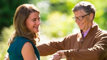 Bill Gates harta terkininya menurut Forbes USD 113 miliar atau di kisaran Rp 1.672 triliun. Semenjak menikah dengan Melinda Gates di tahun 1994 dengan Melinda, mereka tak terpisahkan sampai sekarang dan tidak pernah terkena gosip miring. Foto: Instagram @melindafrenchgates