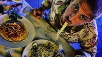 Sebelum dinyatakan positif virus corona, Watt juga masih sempat menyantap spaghetti aglio olio dengan tambahan kerang di salah satu restoran Italia lho! Foto: Instagram @thisiswatt