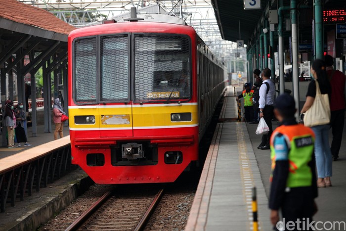 PT KCI mendata adanya penurunan jumlah penumpang KRL. Hal itu terjadi setelah adanya imbauan untuk mengurangi aktivitas di luar ruangan serta kerja dari rumah.