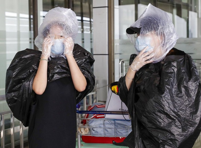 Warga Filipina biasakan diri kenakan masker hingga sarung tangan saat beraktivitas di luar rumah. Masker hingga jas hujan itu dikenakan untuk cegah Corona.