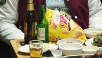 Ini adalah bukti lain bahwa Moon Ji Yoon doyan ngemil. Dengan menggenggam snack ia tampak tak bisa menahan kelezatan dari snack tersebut. Foto: Istimewa