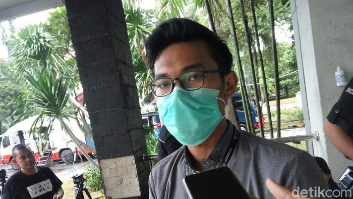 Fakultas Kedokteran Universitas Indonesia (FKUI) menyerahkan sumbangan ke RSUP Persahabatan (Luqman Arun/detikcom)