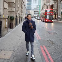 Liburan di London, Inggris, pria keturunan Belanda-Minang ini jalan-jalan pakai coat navy berikut scarf motif. Jeans abu-abu dan sneakers jadi pilihan untuk bawahan. (Foto: Instagram/@raphaelmaitimo)