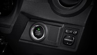 Engine start-stop button, suatu aplikasi yang canggih untuk entry car. Dan juga head unit yang sudah touchscreen AVX untuk varian TRD, ujar Anton. Foto: Pool (Toyota)