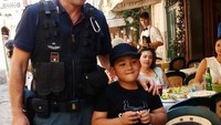 Sedang makan di Italia, Kellen masih sempat minta foto bareng polisi di sana. Lucu banget ya! Foto: Instagram